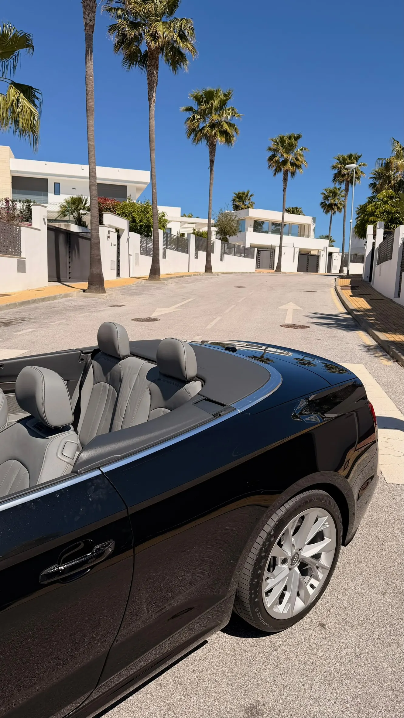 Vista cenital del interior 4 plazas en cuero gris Rotor del Audi A5 Cabriolet con perspectiva de calle de Marbella