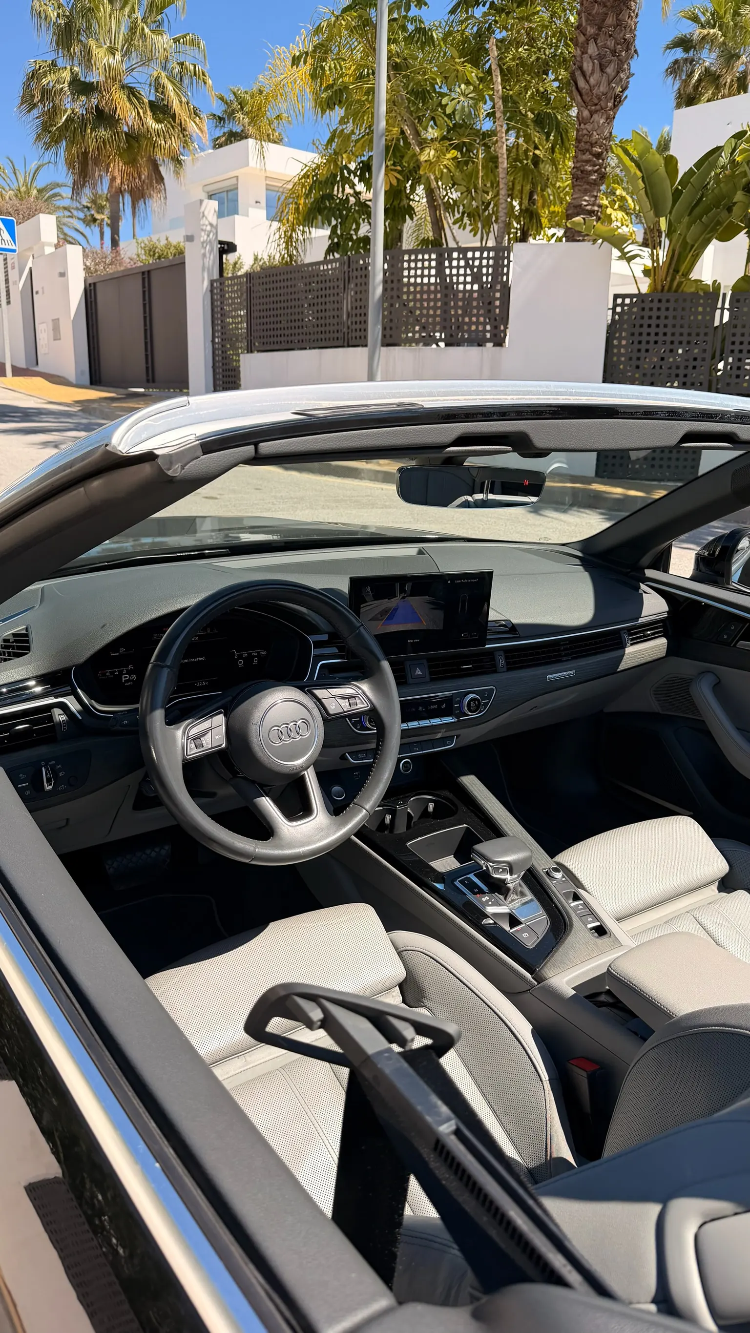 Cabina Audi A5 Cabriolet lado conductor con volante de cuero, Audi virtual cockpit y pantalla táctil MMI