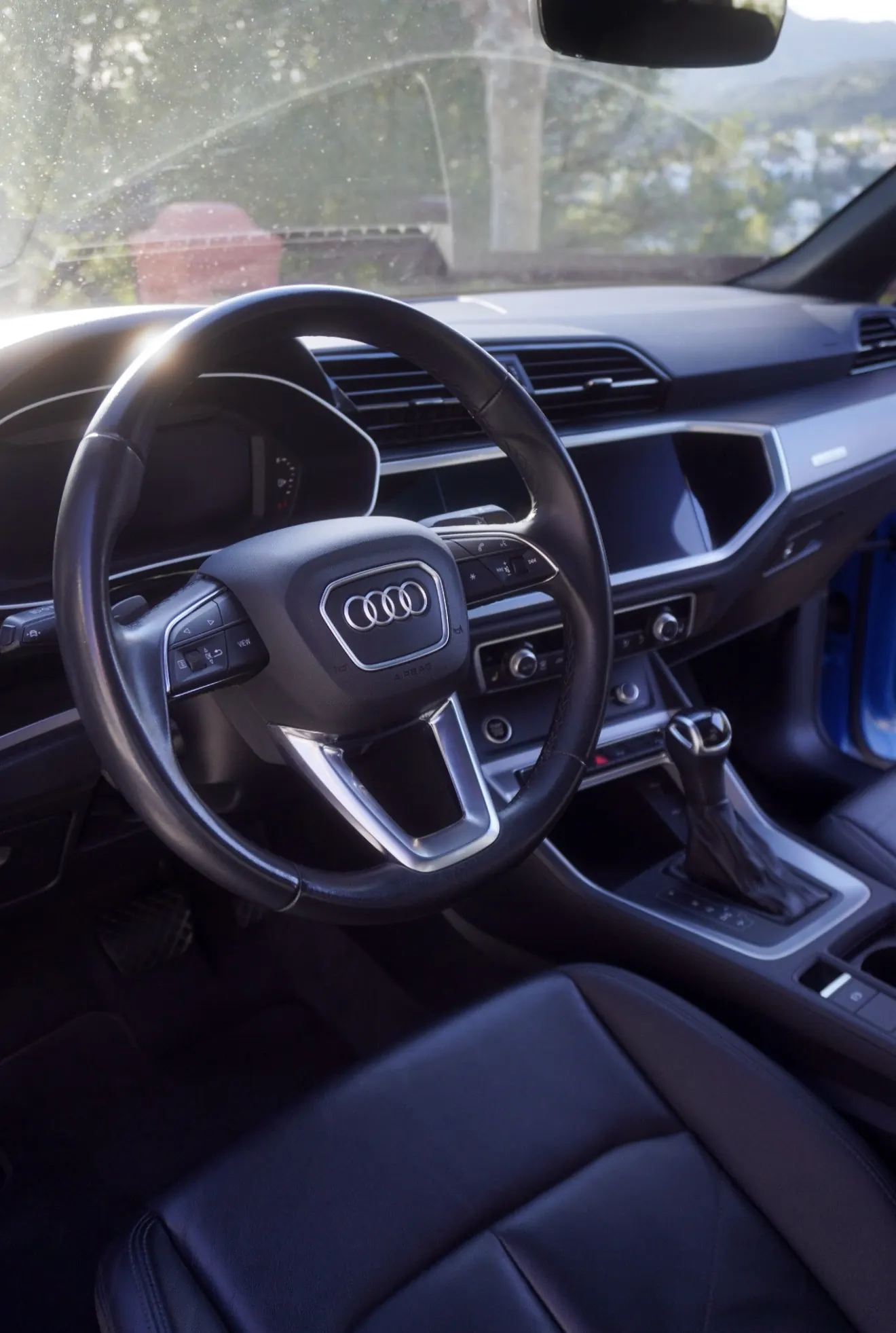 Cabina Audi Q3 con volante en cuero, pantalla MMI táctil vertical, Audi virtual cockpit, palanca S tronic DSG y asientos deportivos en cuero negro