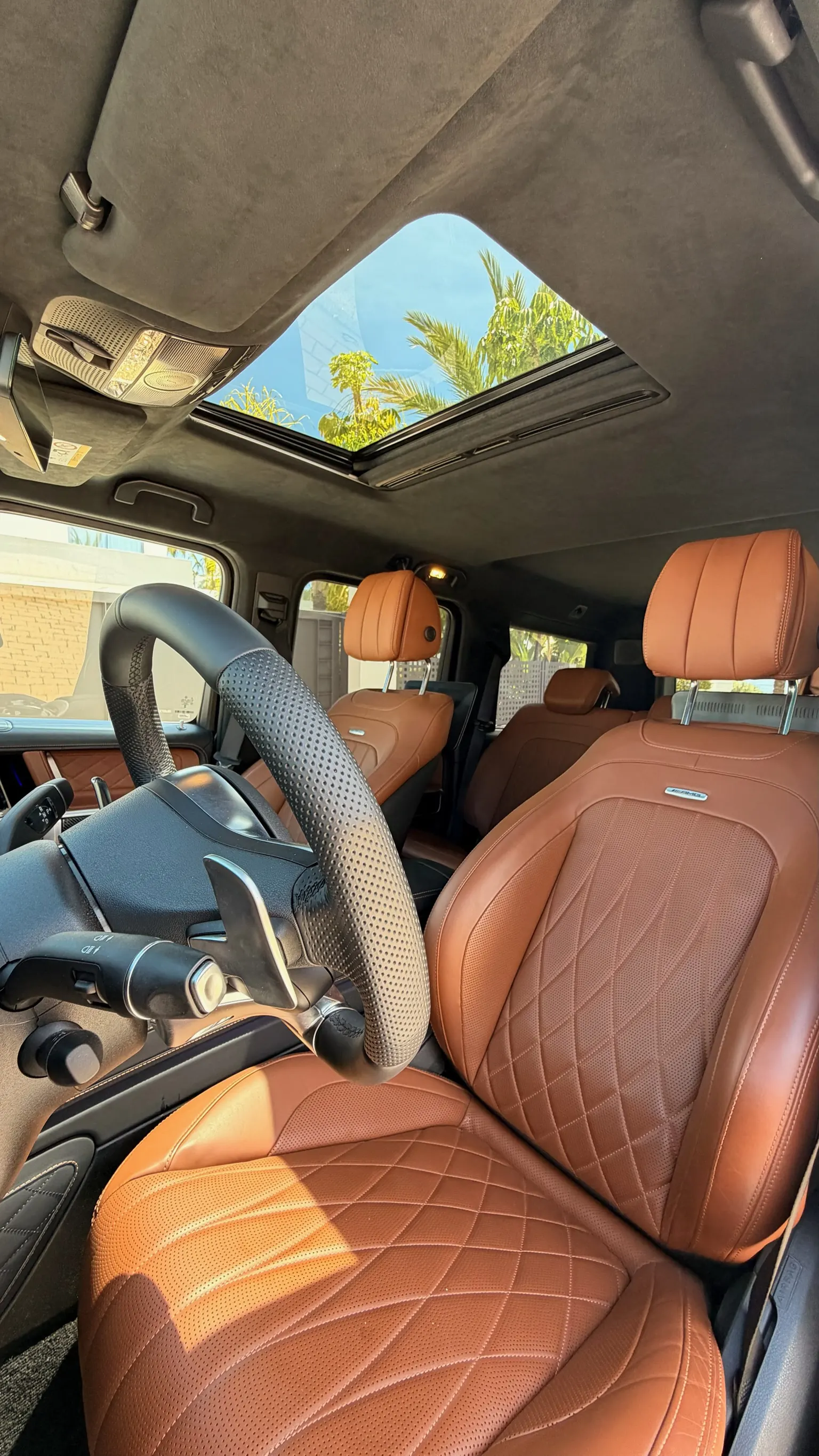 Sièges cuir Nappa cognac AMG diamantés, toit ouvrant panoramique et ciel de toit Alcantara