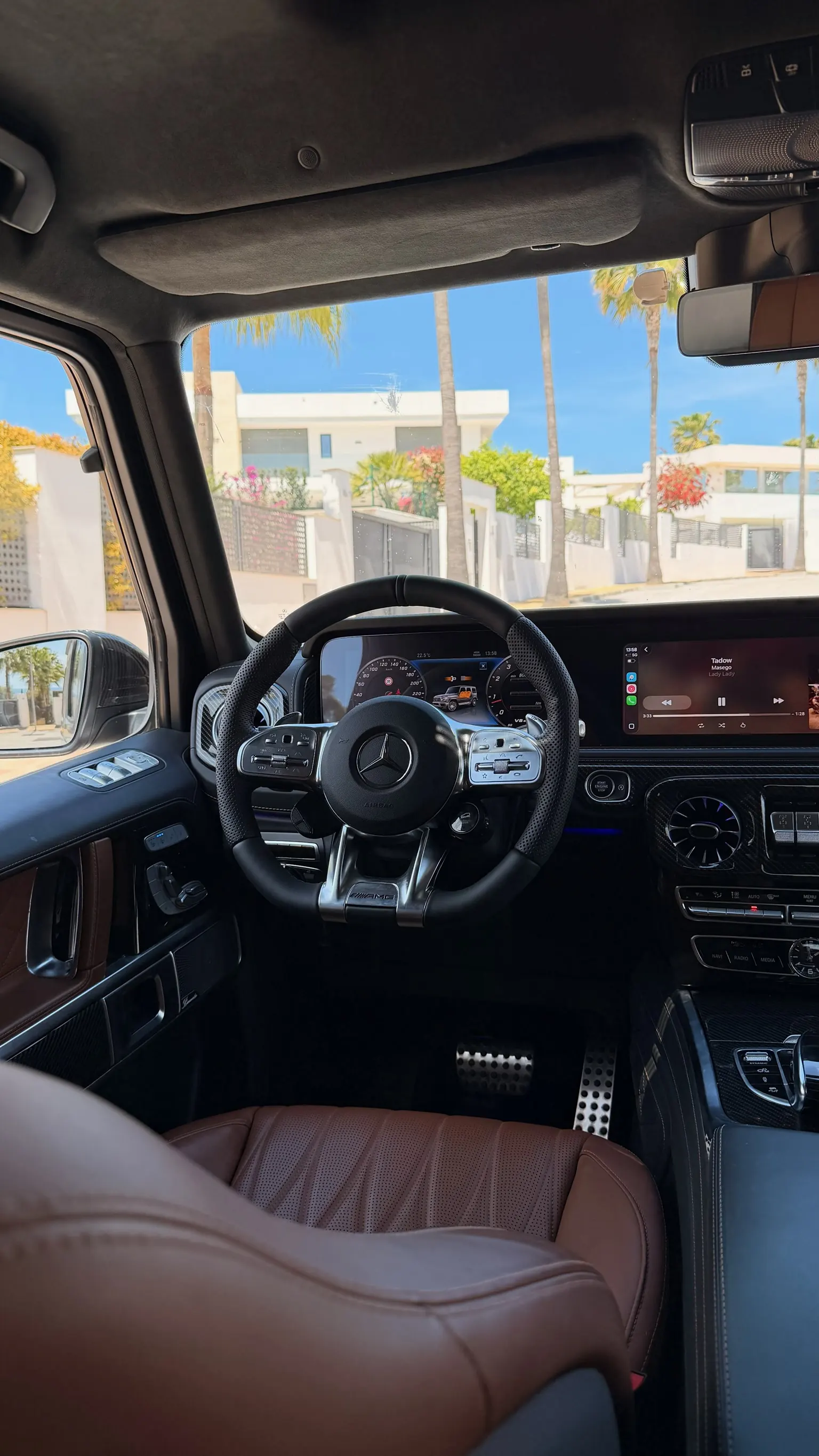 Cockpit du G63 Brabus avec volant AMG, double écran MBUX et Apple CarPlay actif