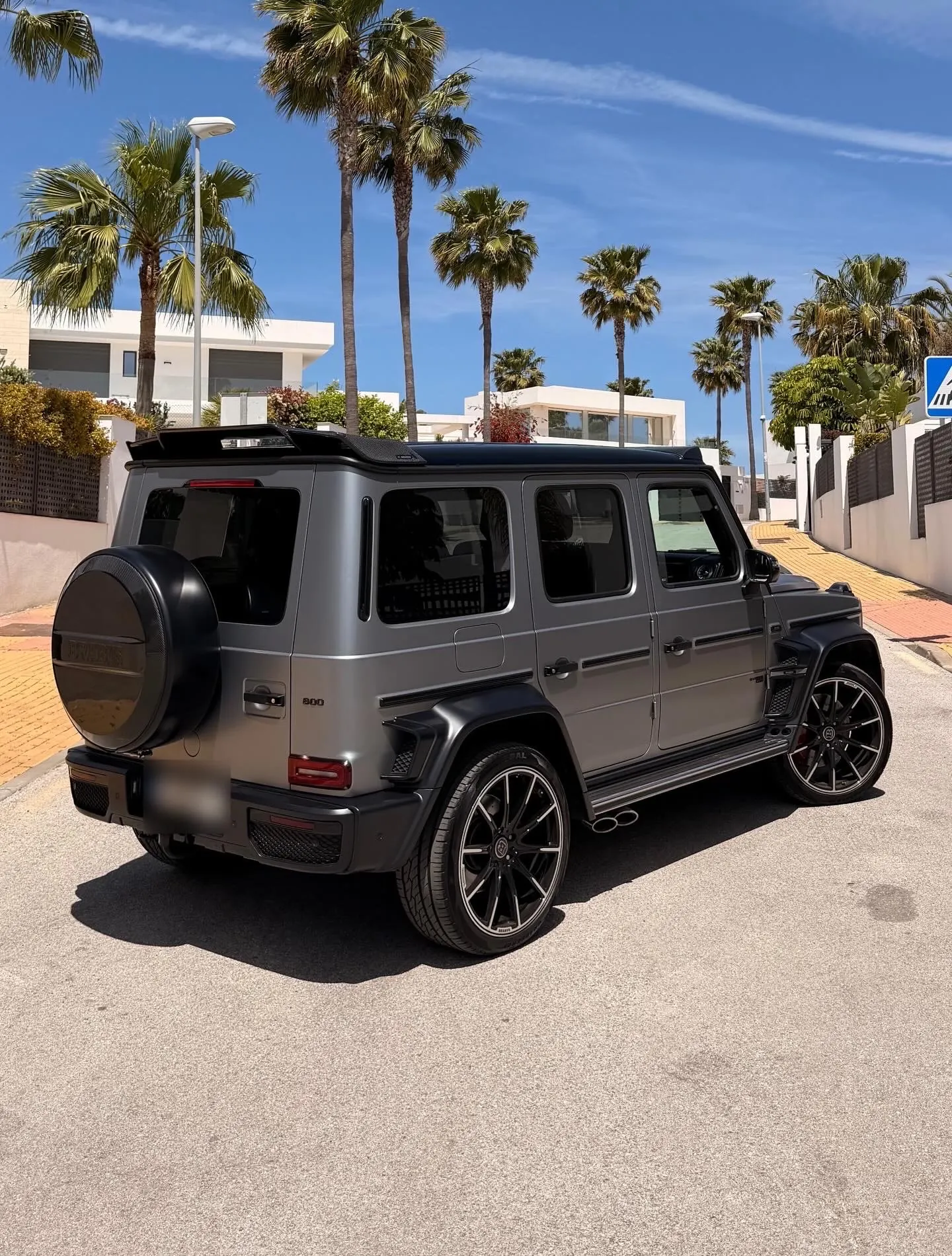 Mercedes-AMG G63 Brabus 800 vue arrière 3/4 avec jantes Brabus Monoblock et aileron carbone