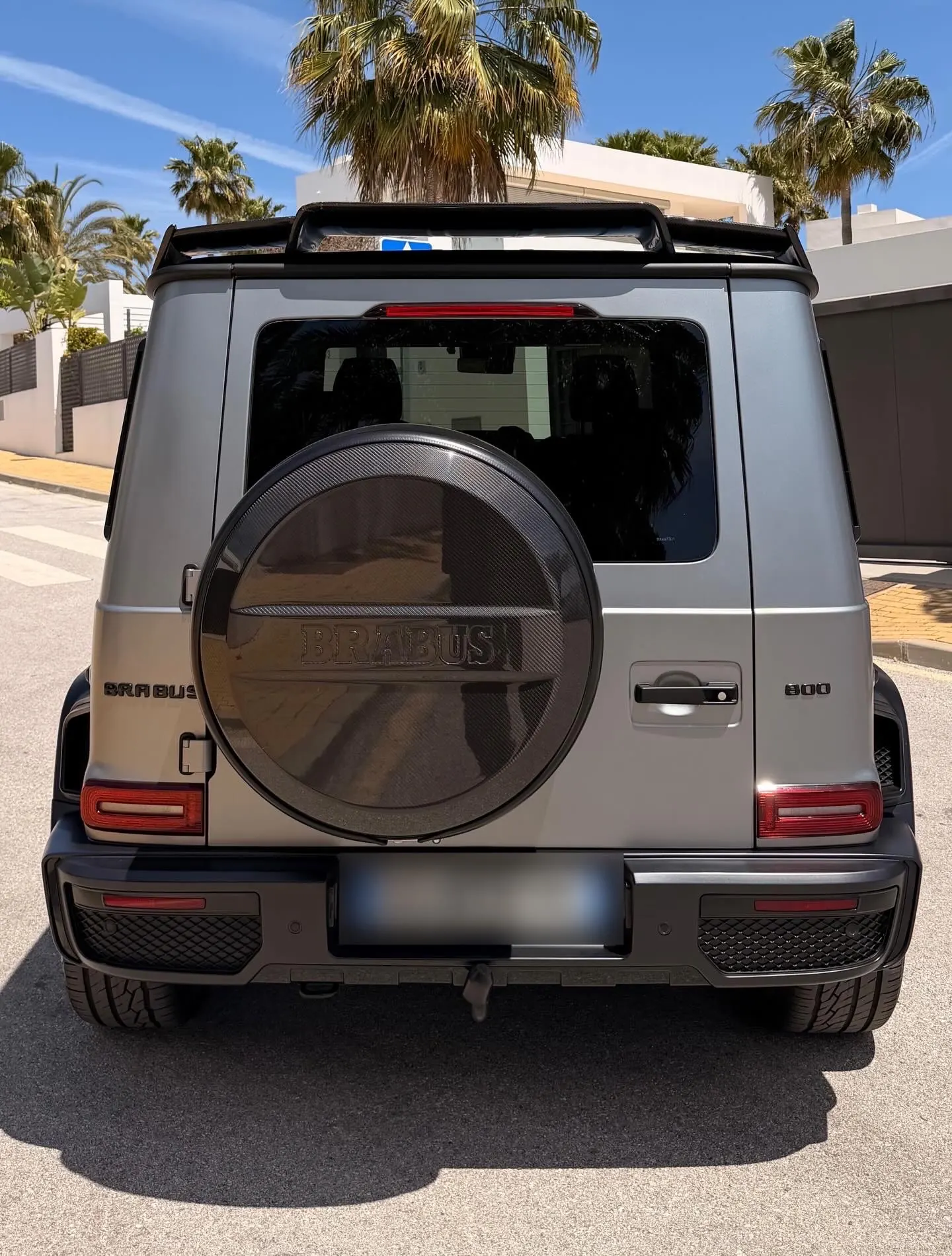 Vue arrière du G63 Brabus avec roue de secours carbone signée BRABUS