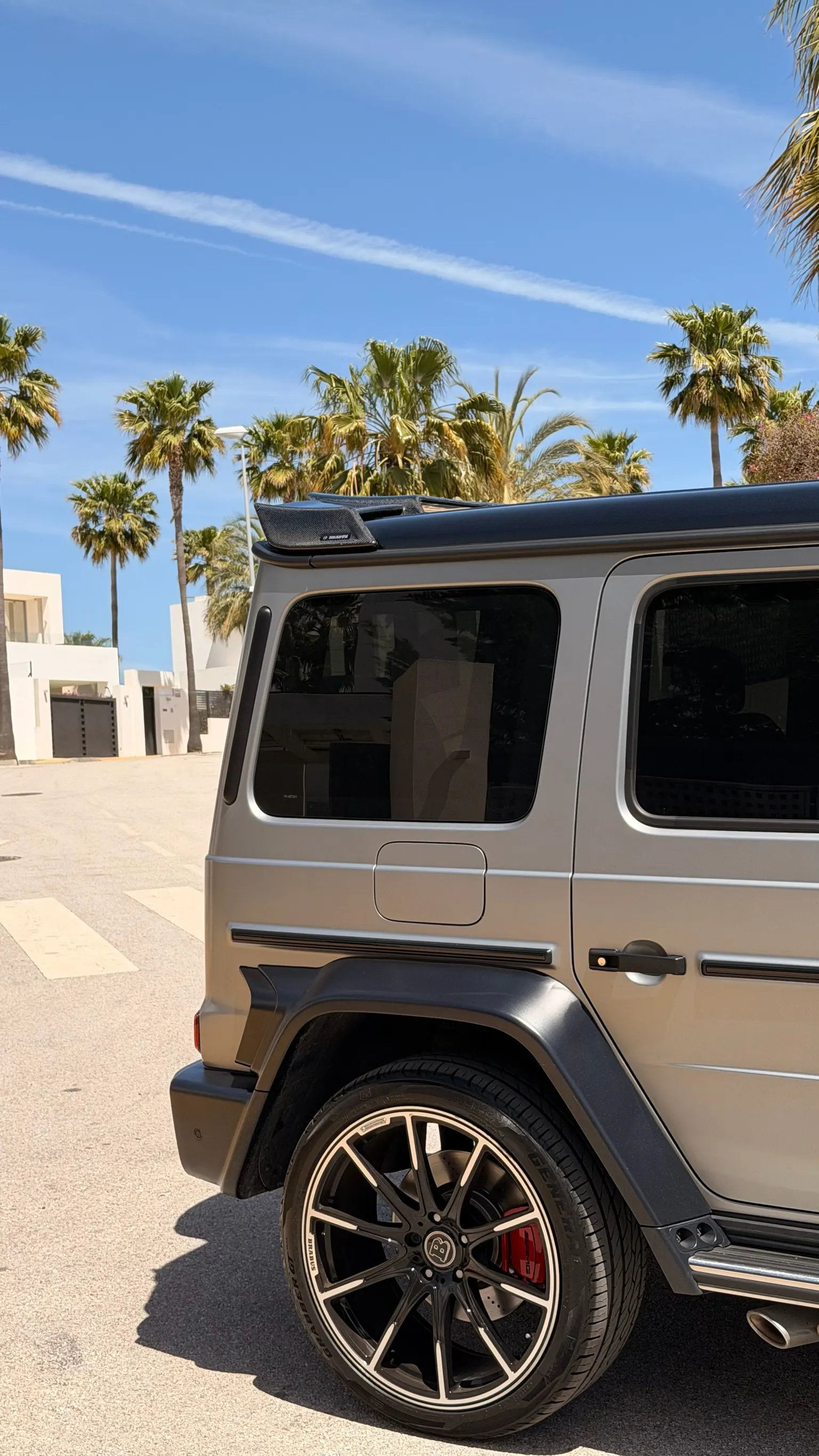Détail jante Brabus Monoblock 22 pouces avec étriers de frein rouges et aileron carbone