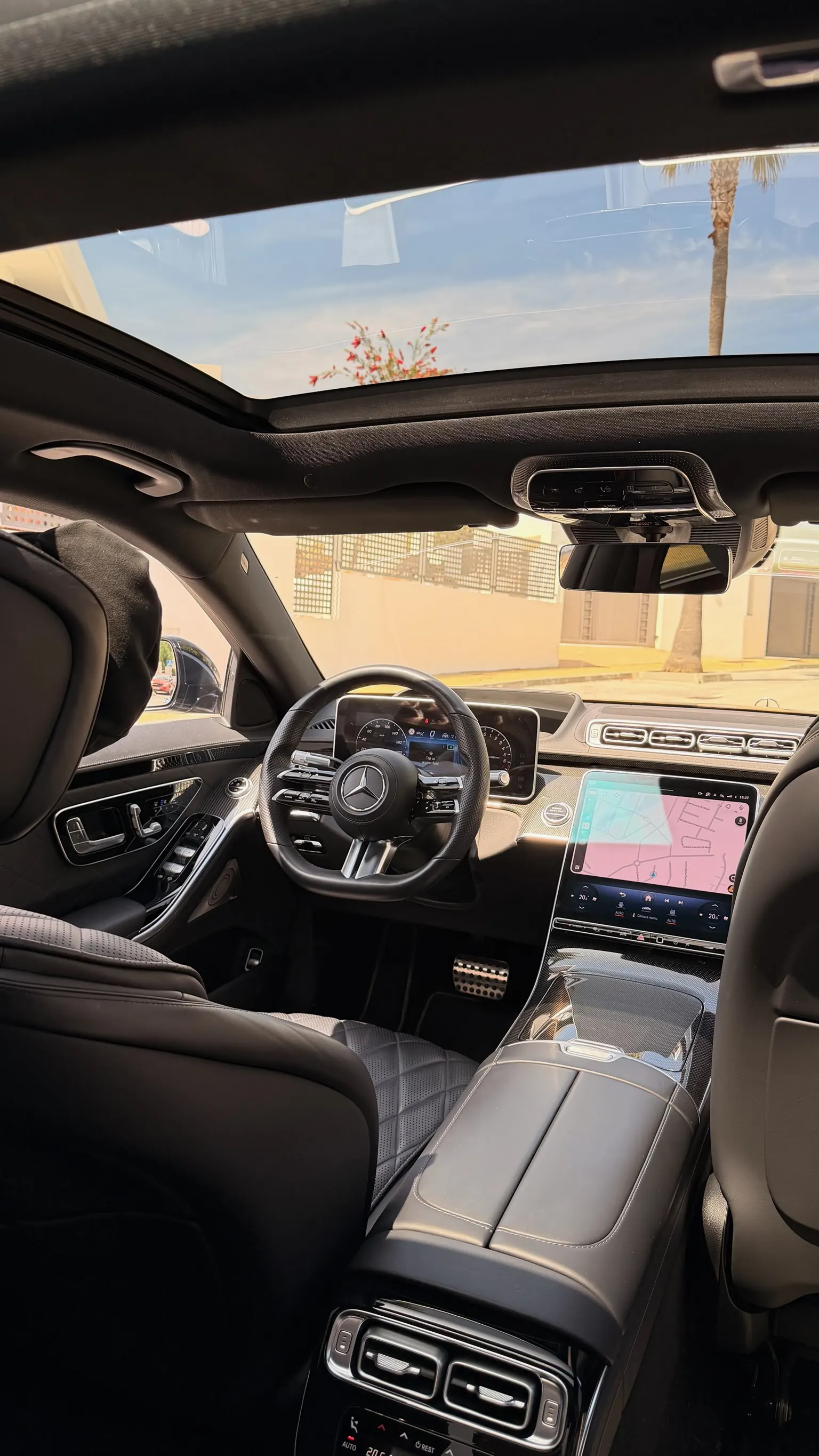 Cabina Mercedes-Benz S 580 e con volante capacitivo, instrumentación digital de 12,3 pulgadas, pantalla central OLED MBUX de 12,8 pulgadas y Apple CarPlay