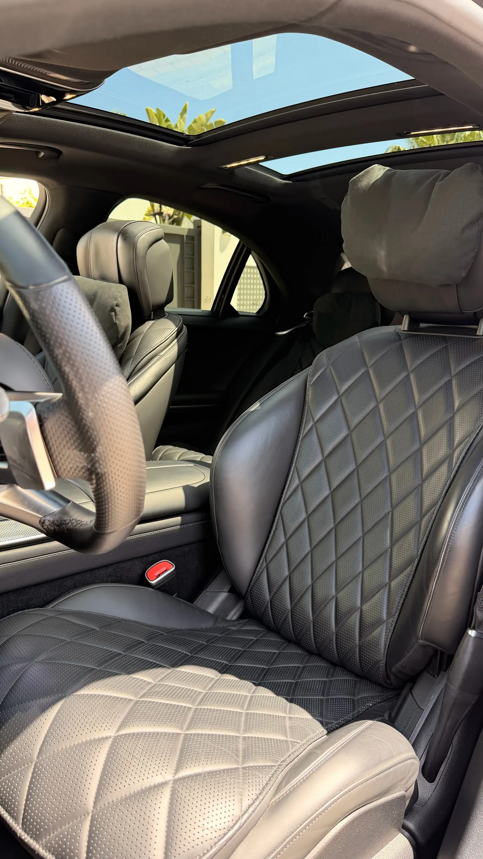 Asientos delanteros del Mercedes-Benz S 580 e en cuero Nappa negro con costuras de rombo exclusivas, reposacabezas Comfort y techo panorámico de cristal