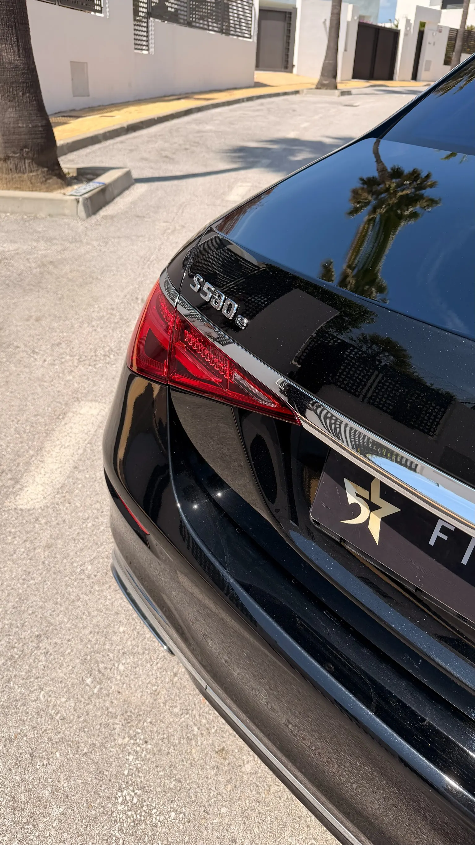 Detalle trasero del Mercedes-Benz S 580 e con insignia cromada S580e confirmando la motorización híbrida enchufable y faro LED trasero dinámico